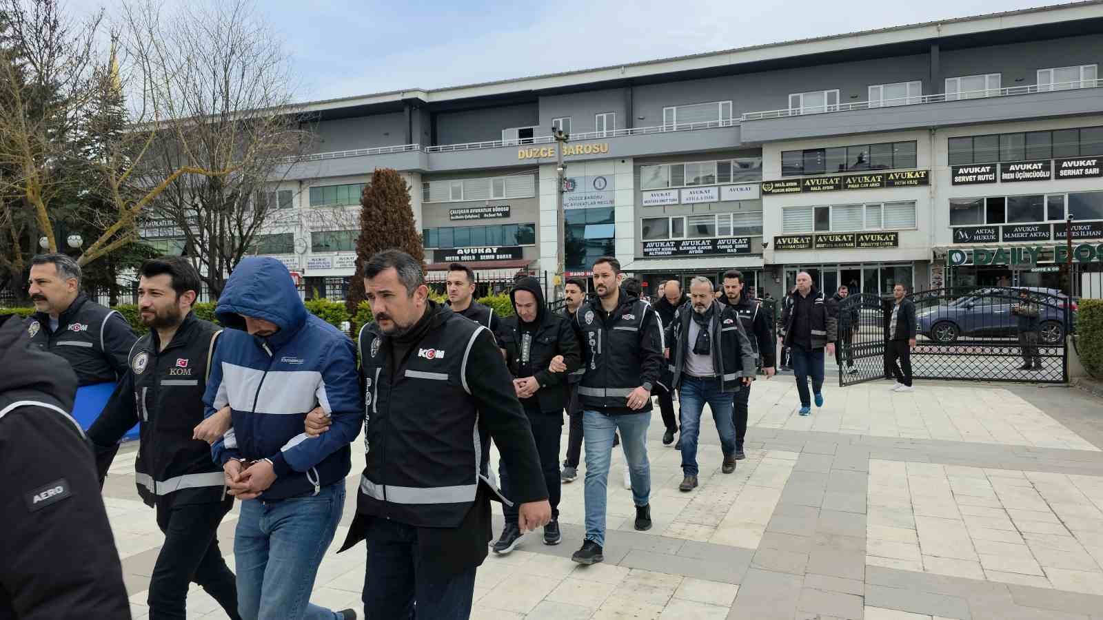 sahte kimlikle arazi satip milyonluk vurgun yapmaya calisan 4 kisi tutuklandi