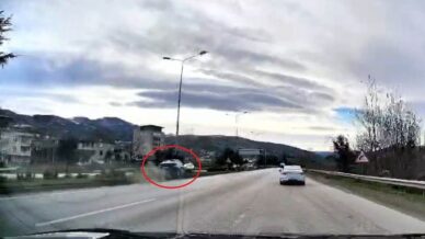 samsunda cenaze donusu 4 kisinin yaralandigi kaza arac kamerasina yansidi e1375jWx