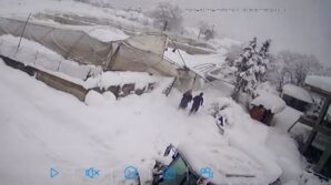 seralarin cokme ani kamerada kar altinda kaldi komsularinin yardimiyla kurtarildi 34xQXka7