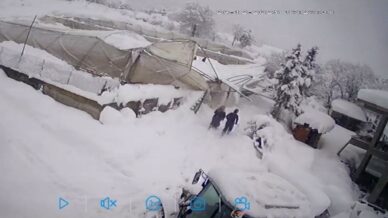 seralarin cokme ani kamerada kar altinda kaldi komsularinin yardimiyla kurtarildi 34xQXka7