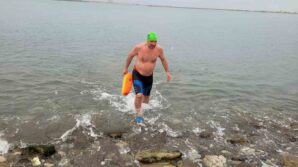 soguga aldiris etmedi kar altinda denizde yuzdu 2NOJjYst