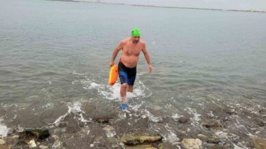 soguga aldiris etmedi kar altinda denizde yuzdu 2NOJjYst