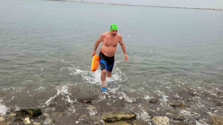 soguga aldiris etmedi kar altinda denizde yuzdu 2NOJjYst