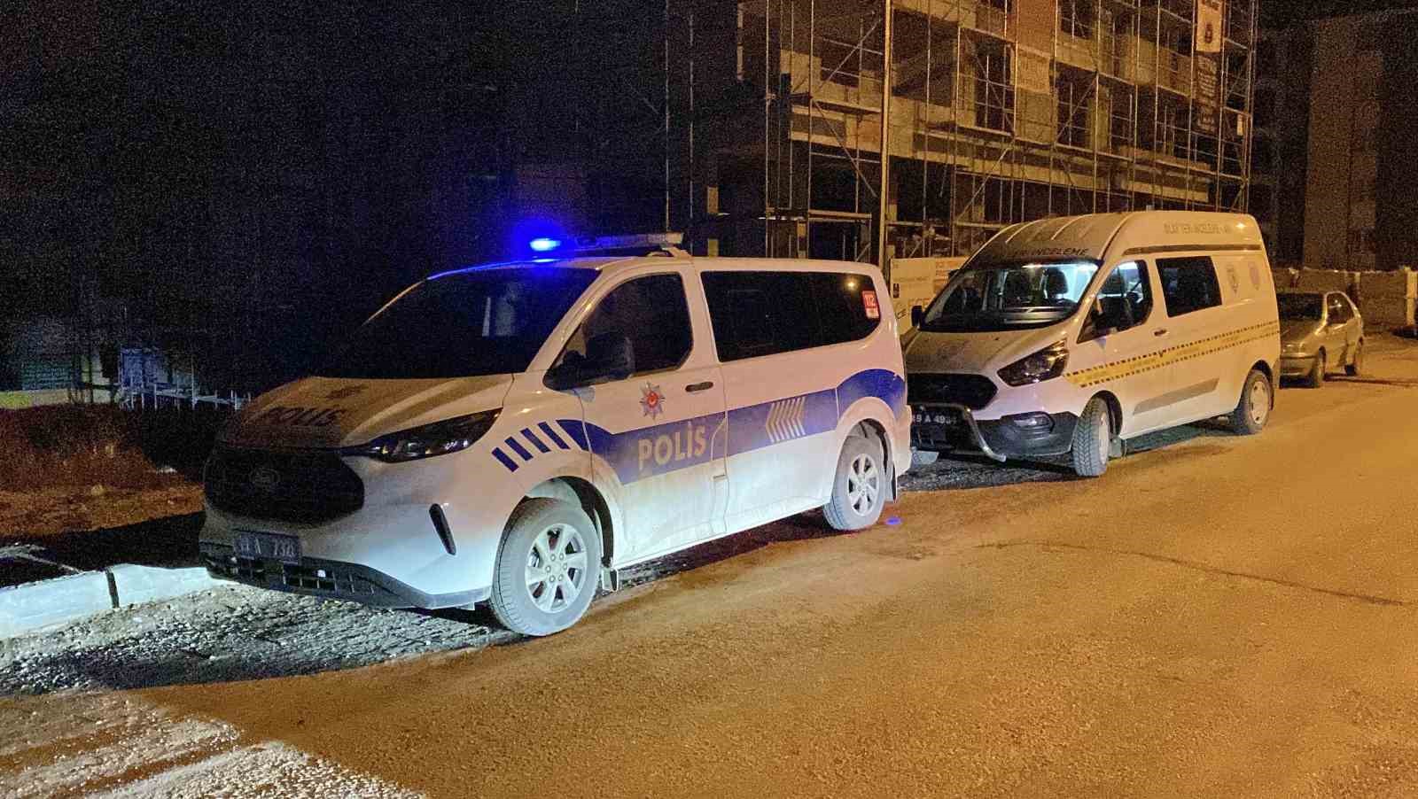 sokakta rastgele tabancayla ates eden maganda evin camina zarar verdi FgPnNda7