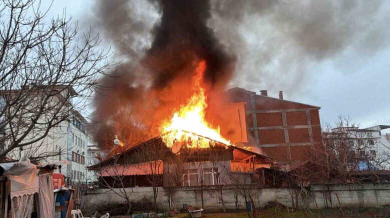 tokatta iki katli evde yangin cikti ekiplerin mudahalesi suruyor M1cpKA6y