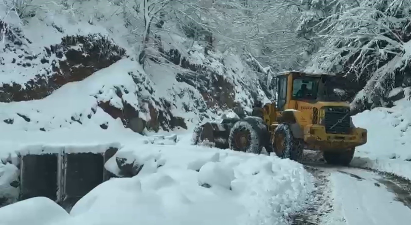 trabzonda 24 mahalle yolu kar nedeniyle ulasima kapandi Jhr8M2mq