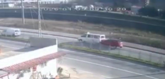 trabzonda yolcu indiren dolmusa arkadan gelen otomobil carpti 3 yarali d1jNzVzE