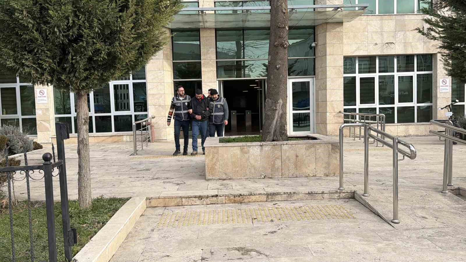 tuncelideki silahli saldirinin suphelisi tokatta tutuklandi 36qRWg5L