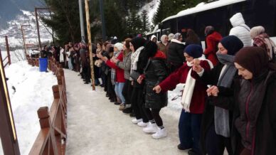 uzungolun cevresinde binlerce kisi horon halkasi olusturdu qi8XzTEB