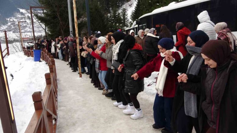uzungolun cevresinde binlerce kisi horon halkasi olusturdu qi8XzTEB