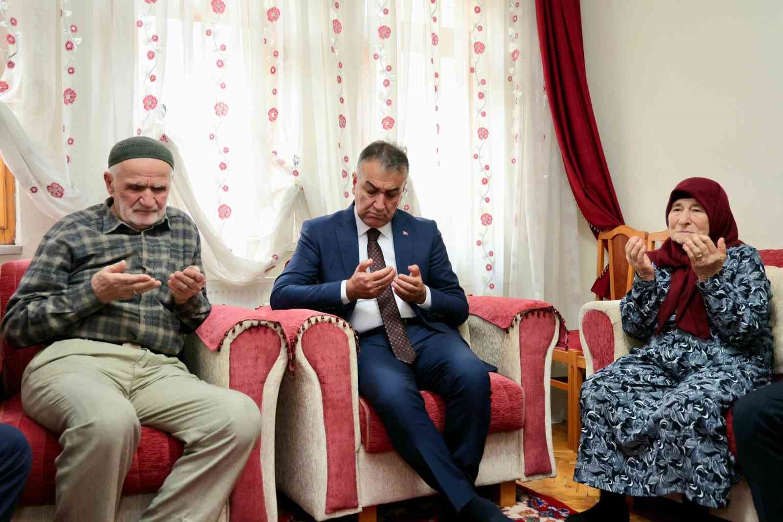 vali cagatayin ilk ziyareti sehidin baba evi oldu jZDaNL3D