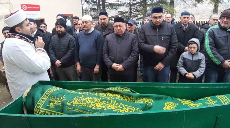 yanan evinin onunde kedisine sarildigi fotografla taninan ali mese son yolculuguna ugurlandi b2SasA2m