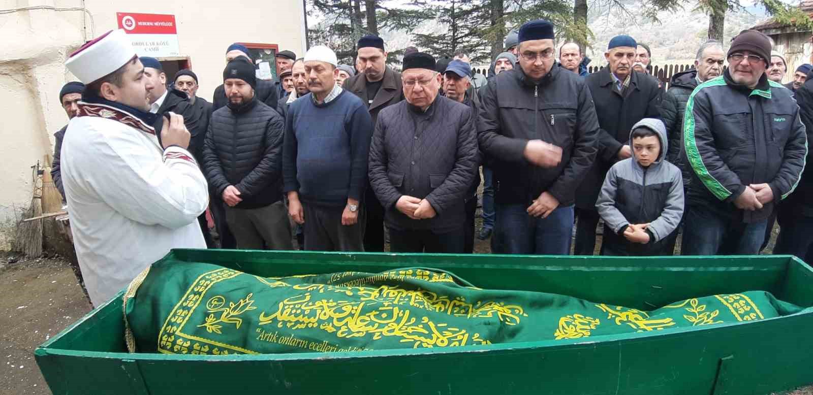 yanan evinin onunde kedisine sarildigi fotografla taninan ali mese son yolculuguna ugurlandi b2SasA2m