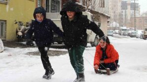 yeni yilin ilk gununde kar nesesi cocuklar sokaklara dokuldu y45hYTH8