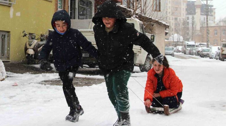 yeni yilin ilk gununde kar nesesi cocuklar sokaklara dokuldu y45hYTH8