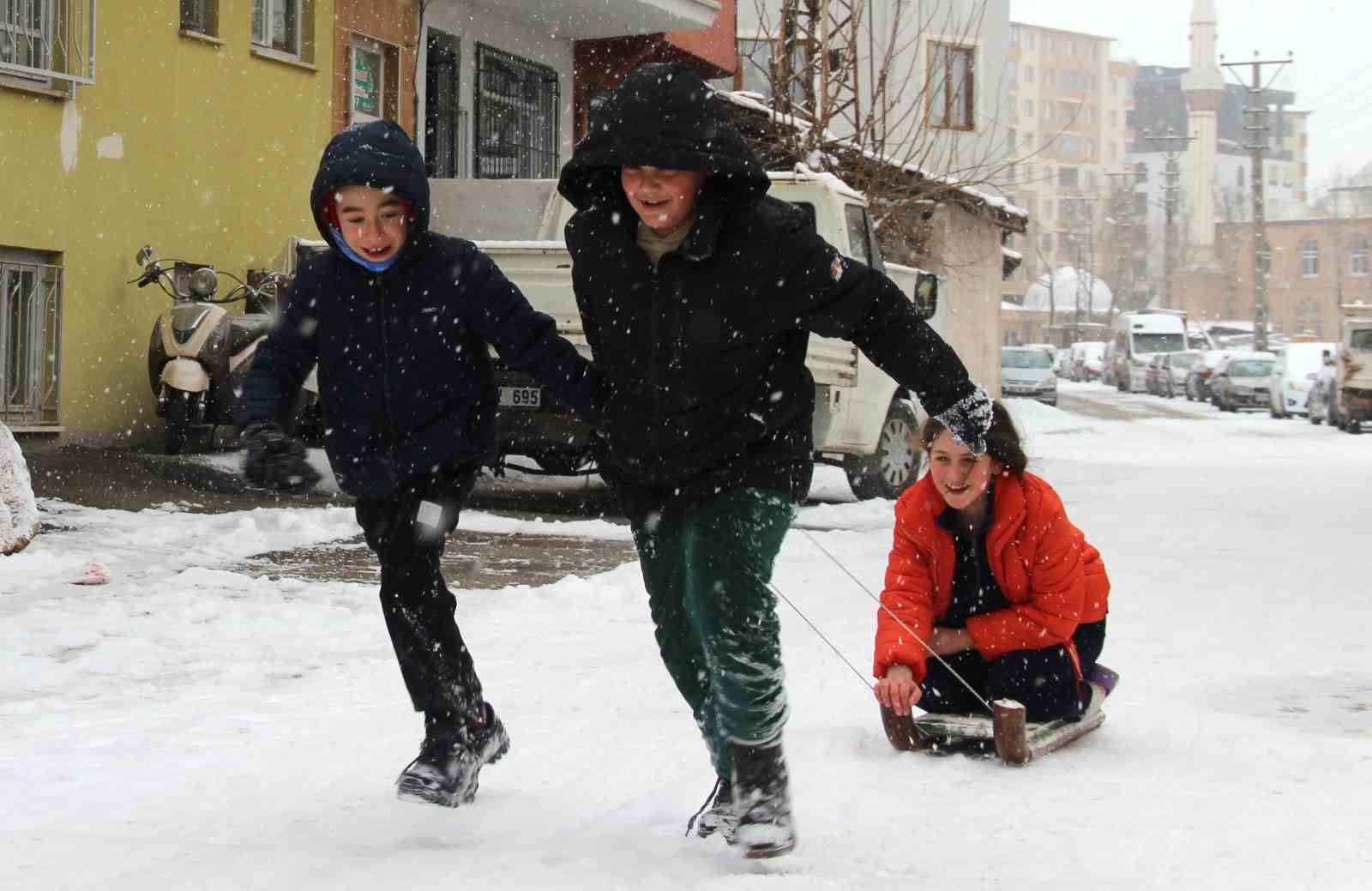 yeni yilin ilk gununde kar nesesi cocuklar sokaklara dokuldu y45hYTH8