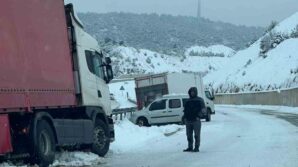 yogun kar nedeniyle niksar erbaa kara yolunda trafik durma noktasina geldi S5Df342T