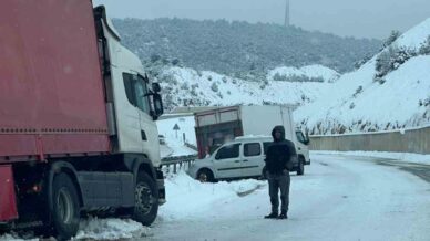 yogun kar nedeniyle niksar erbaa kara yolunda trafik durma noktasina geldi S5Df342T