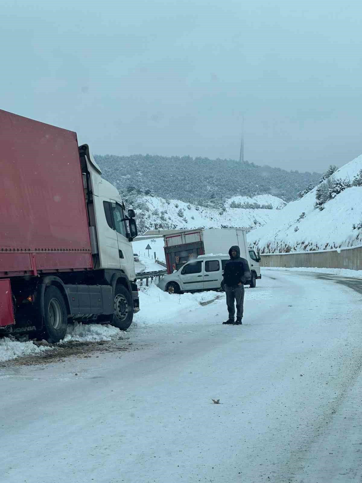 yogun kar nedeniyle niksar erbaa kara yolunda trafik durma noktasina geldi S5Df342T