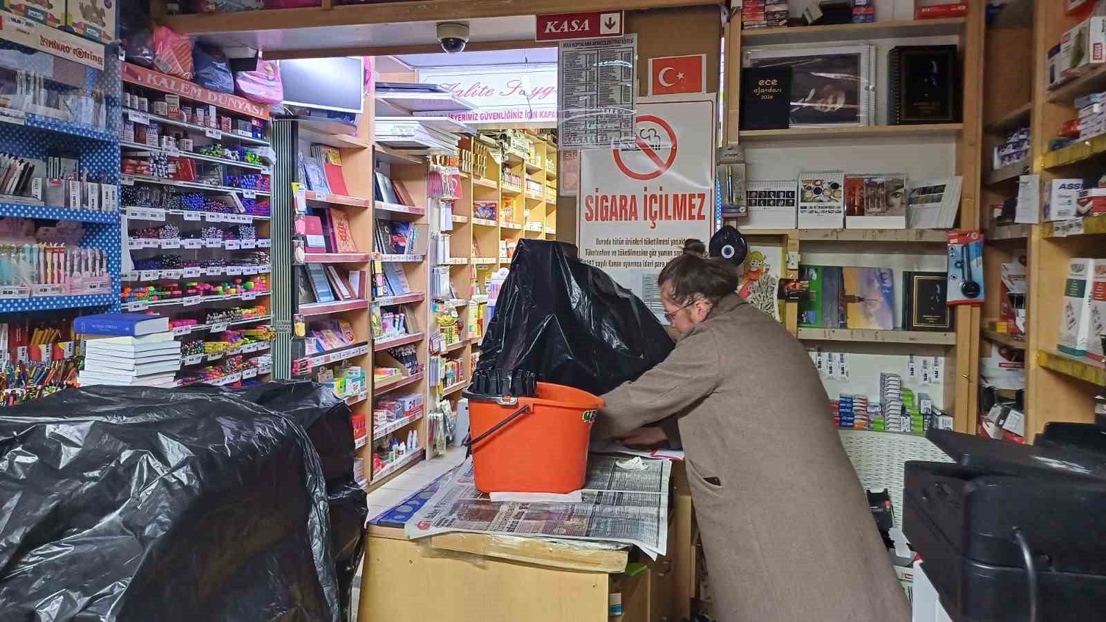 yurt disinda olan katarlinin dairesini basan su 6 esnafi magdur etti PZhpYkjc