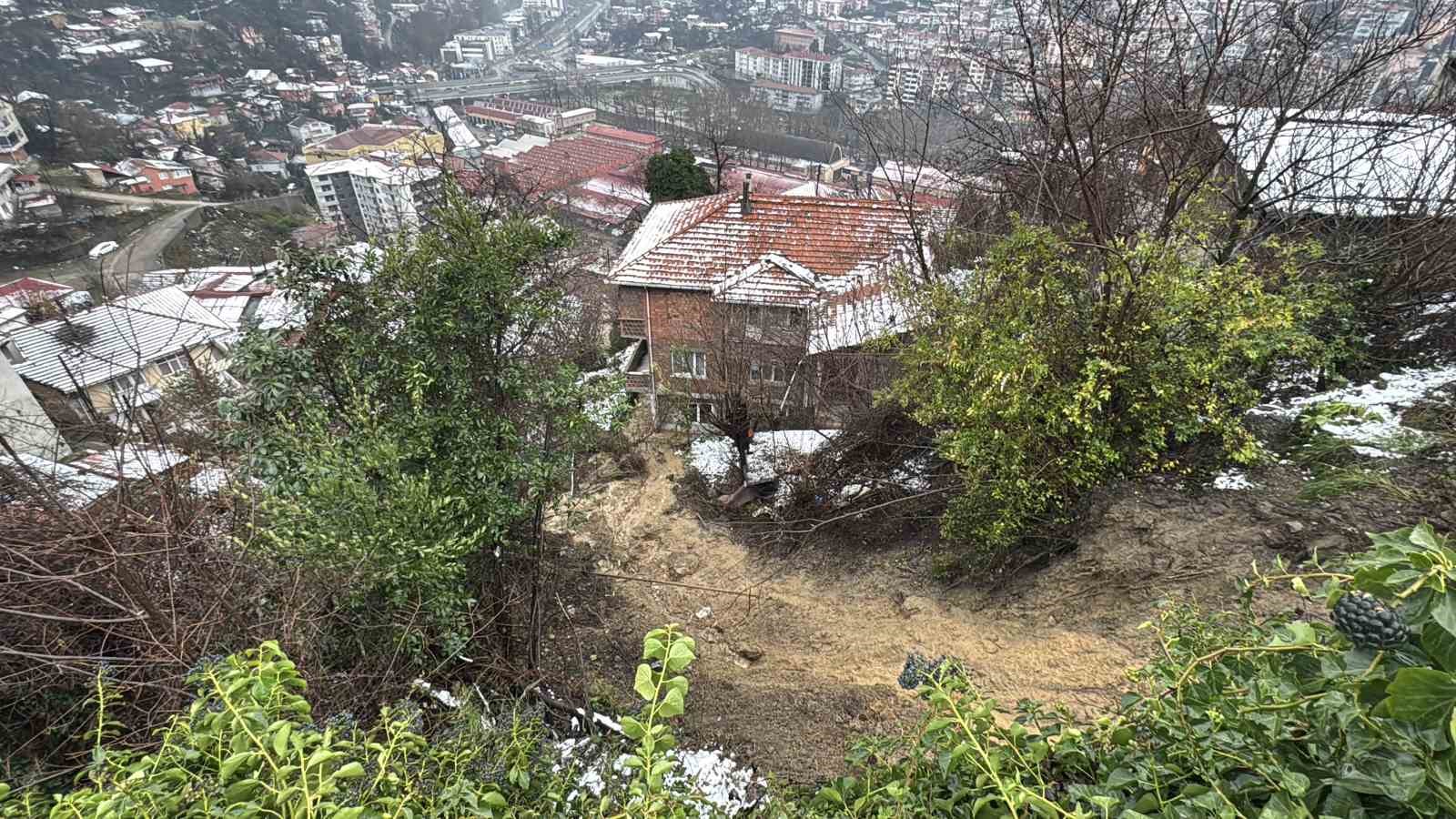 zonguldakta heyelan sebebiyle su ve elektrik hatti zarar gordu pv4p3kY2