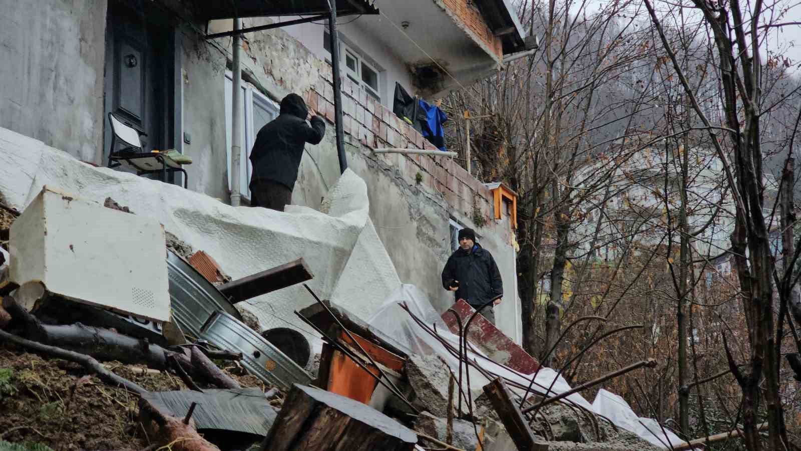 zonguldakta korkutan heyelan 8 kisilik aile tahliye edildi jhcGA6ys