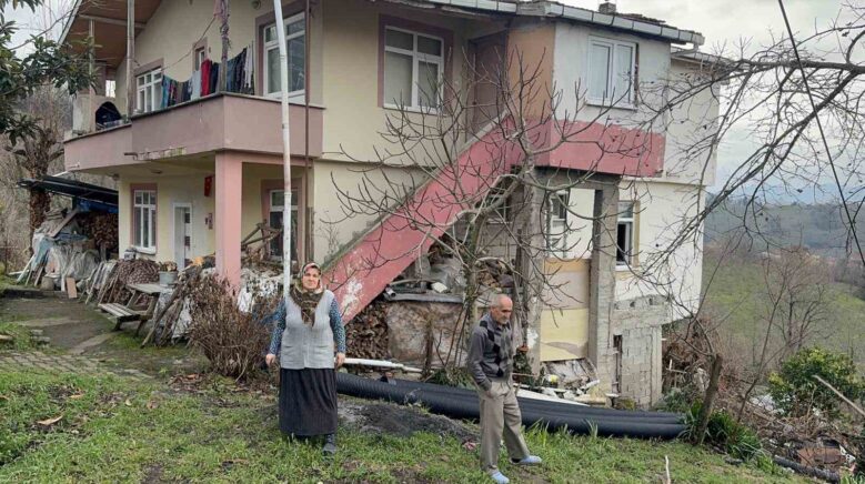 alaplida heyelan nedeniyle bir ev cokme riski olustu PpkVXrgK