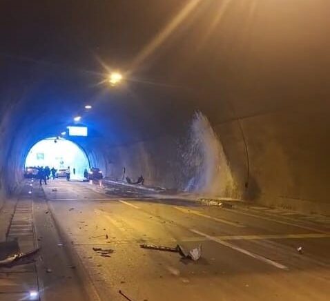 arakli tunelinde kaza 4 yarali pwmStdAB