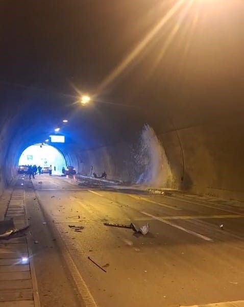 arakli tunelinde kaza 4 yarali pwmStdAB