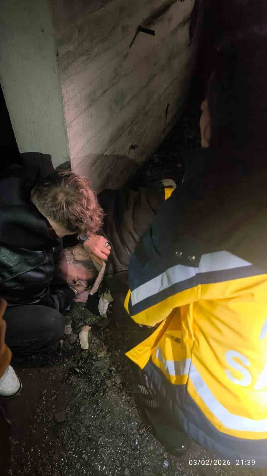 asansor bosluguna duserek yaralanan kisiyi itfaiye kurtardi hTVIqydn