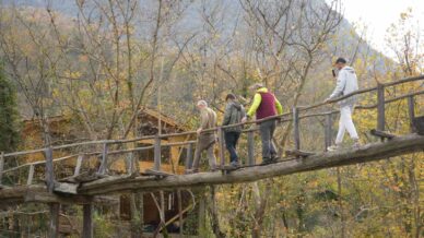 asirlik ahsap kopru zamana meydan okuyor koyluleri sirtinda tasiyor gXH1GzUt