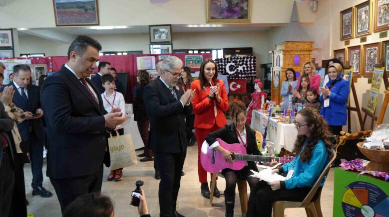 bakan yardimcisi yelkenci harezmi egitim modeliyle hazirlanan sergiyi gezdi gmUfx8zd