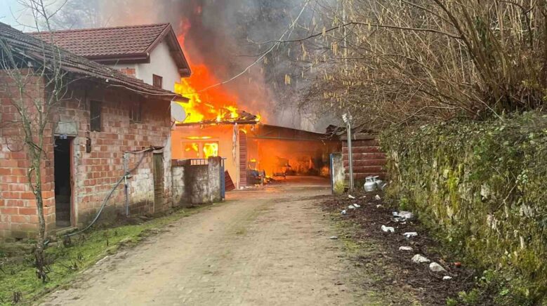 bartinda yanan ev kullanilamaz hale geldi qYr7Y7pi