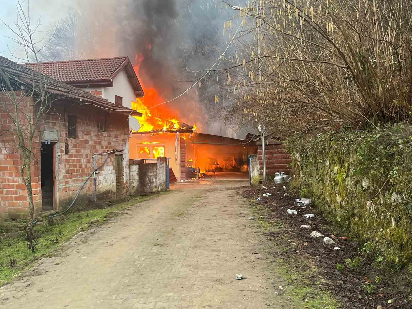 bartinda yanan ev kullanilamaz hale geldi qYr7Y7pi