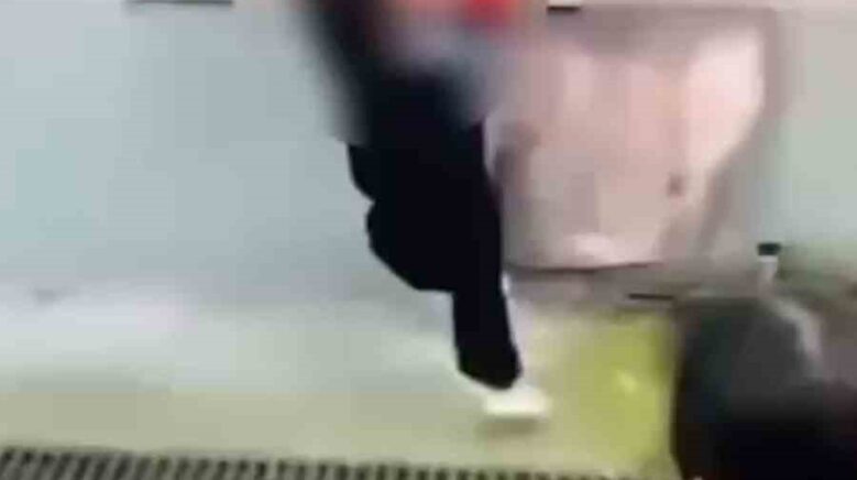 boluda akran zorbaligi hem darp ettiler hem de gulucuk emojisiyle paylastilar LuVdAKSc