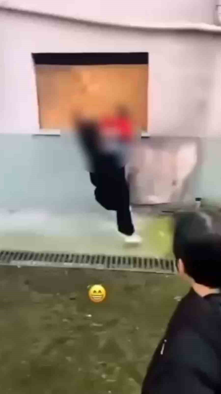 boluda akran zorbaligi hem darp ettiler hem de gulucuk emojisiyle paylastilar LuVdAKSc