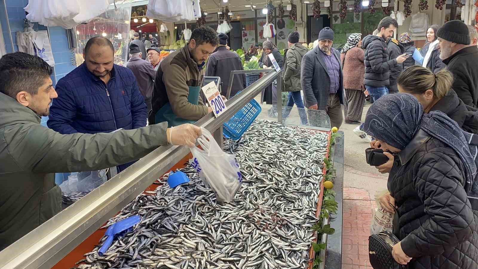 boluda hamsi bollugu suruyor kilosu 200 liradan ragbet gordu 2fRVi7dT