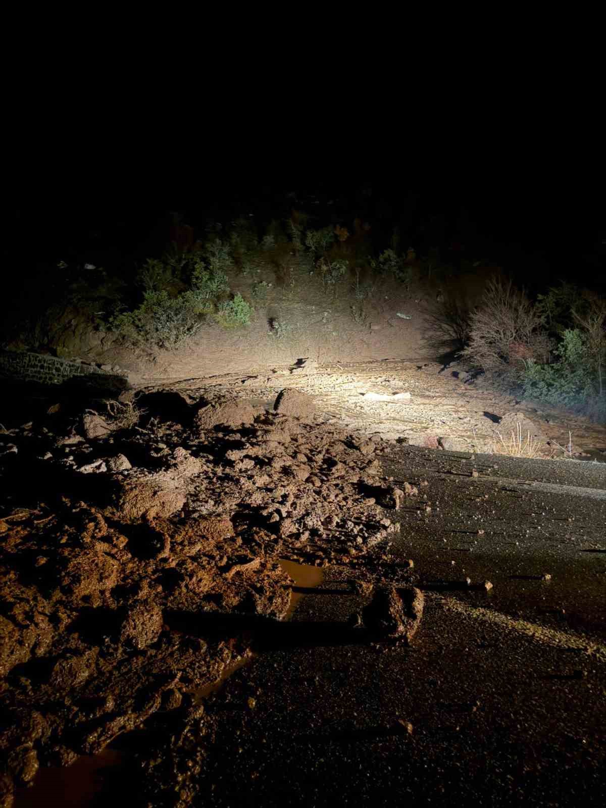boluda yol heyelan nedeniyle ulasima kapandi pG4RCvvT
