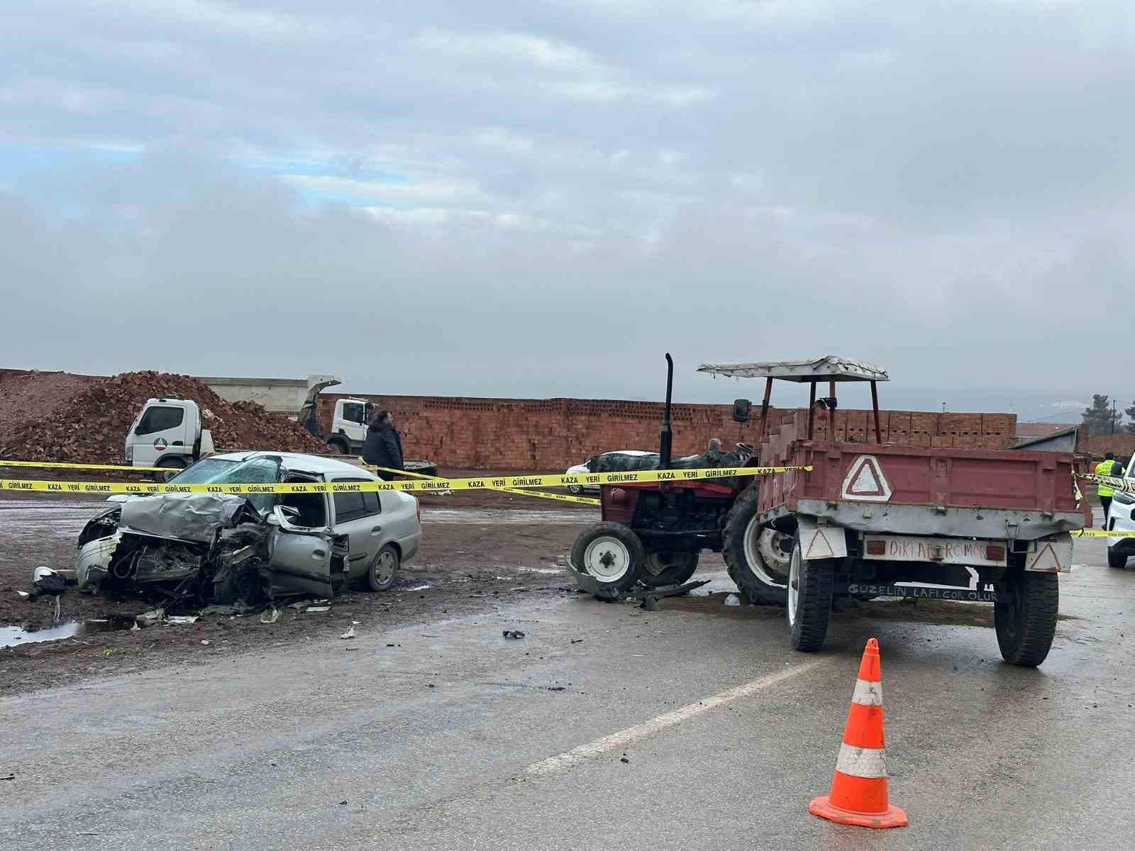 corumda traktor otomobille carpisti 1 olu 2 yarali 9ZYnHSMh