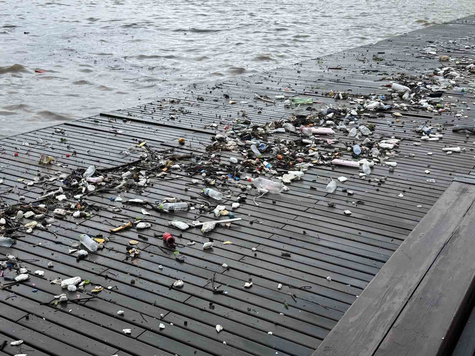 dalgalarla suruklenen plastik atiklar sahile vurdu Y7Rpmlen