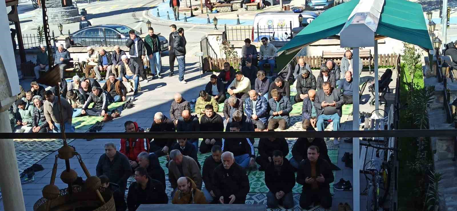 devrek ramazan ayinin ilk cuma namazi kilindi D3VkY5q7