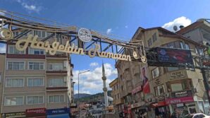 devrekte ramazan ayinin suslemelerinden olan mahyalar yandi NPKTTQbz