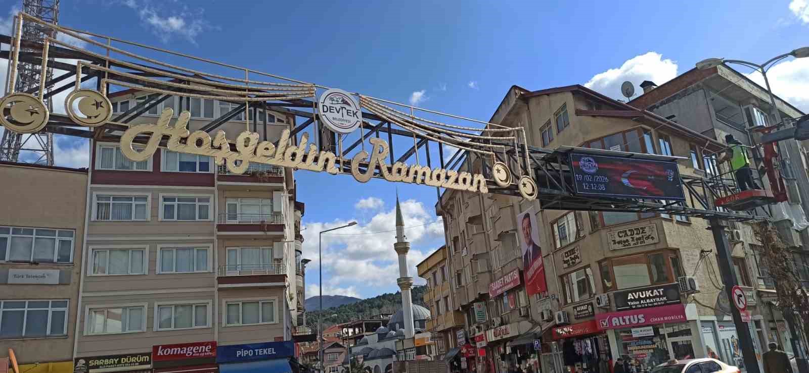 devrekte ramazan ayinin suslemelerinden olan mahyalar yandi NPKTTQbz