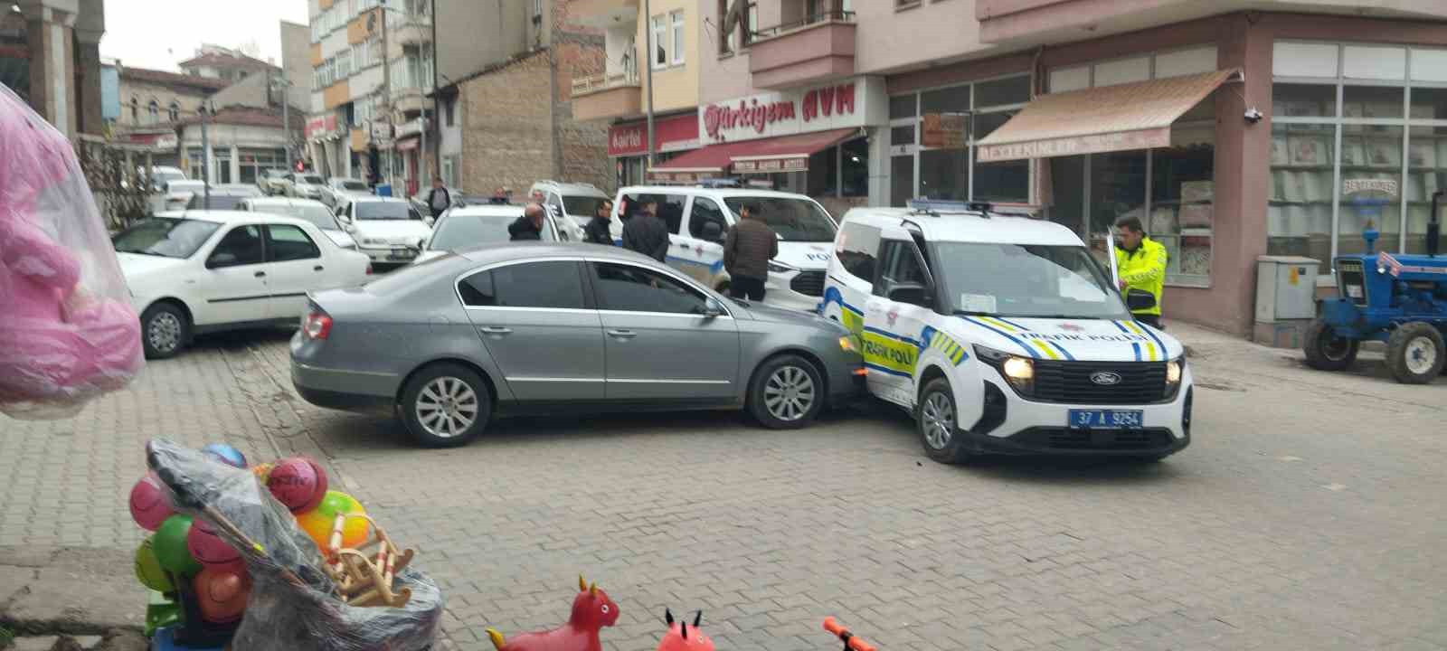 dur ihtarina uymadi ekip otosuna carpti yaya kacarken yakalandi raADujtL