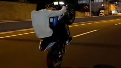 duzcede akrobatik hareketler yapan motosikletli aday surucu cikti rZ8V2jND