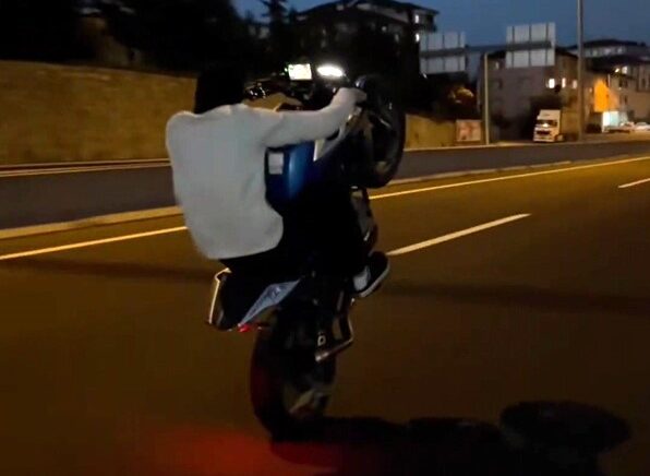 duzcede akrobatik hareketler yapan motosikletli aday surucu cikti rZ8V2jND