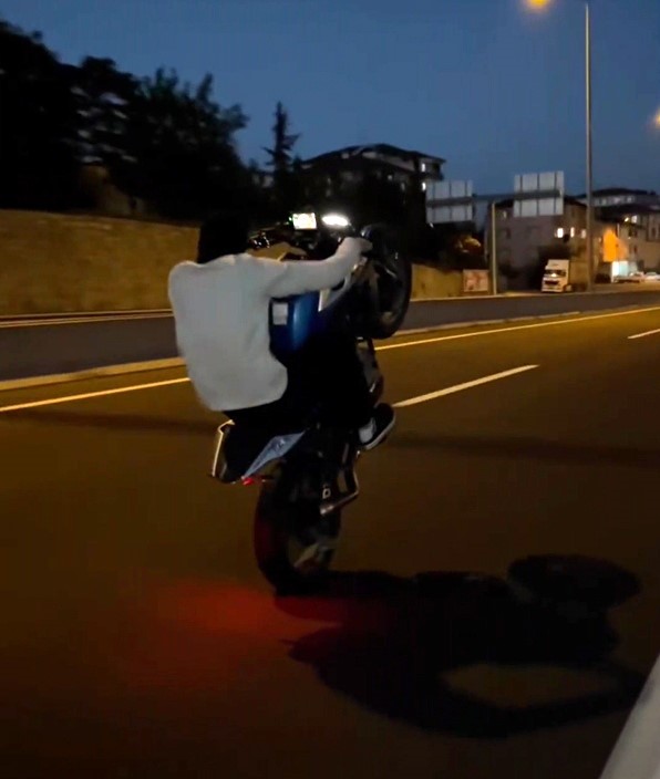 duzcede akrobatik hareketler yapan motosikletli aday surucu cikti rZ8V2jND
