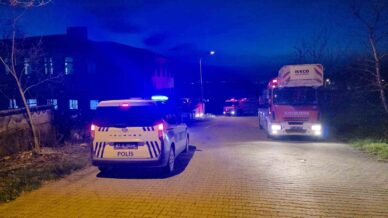 duzcede kuvvetli ruzgar okulun catisini ucurdu VDRjWGnW