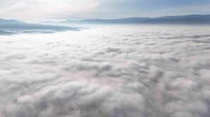 duzcenin uzerini kaplayan sis denizi havadan goruntulendi ZWEDjpdy