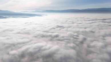 duzcenin uzerini kaplayan sis denizi havadan goruntulendi ZWEDjpdy